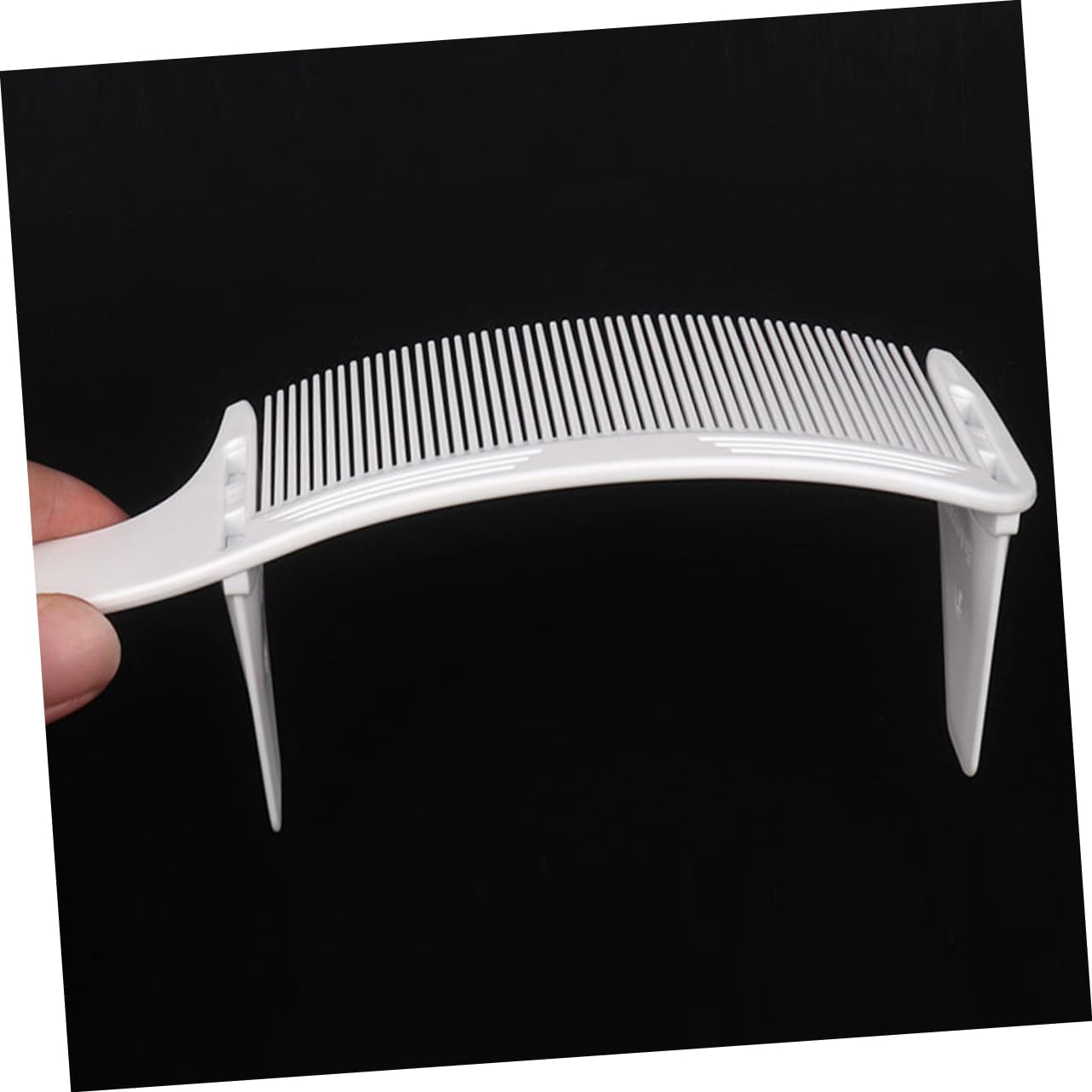SharpStyle™ Frizzerfésű modern férfiaknak