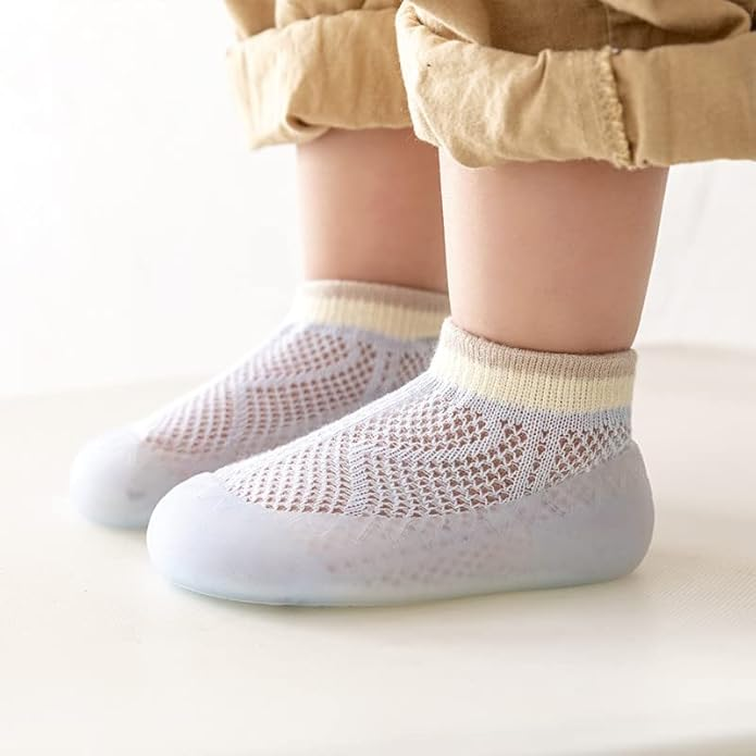 TinySteps™ - Légáteresztő, csúszásgátló zokni gyerekeknek, hálós kialakítású, talppal