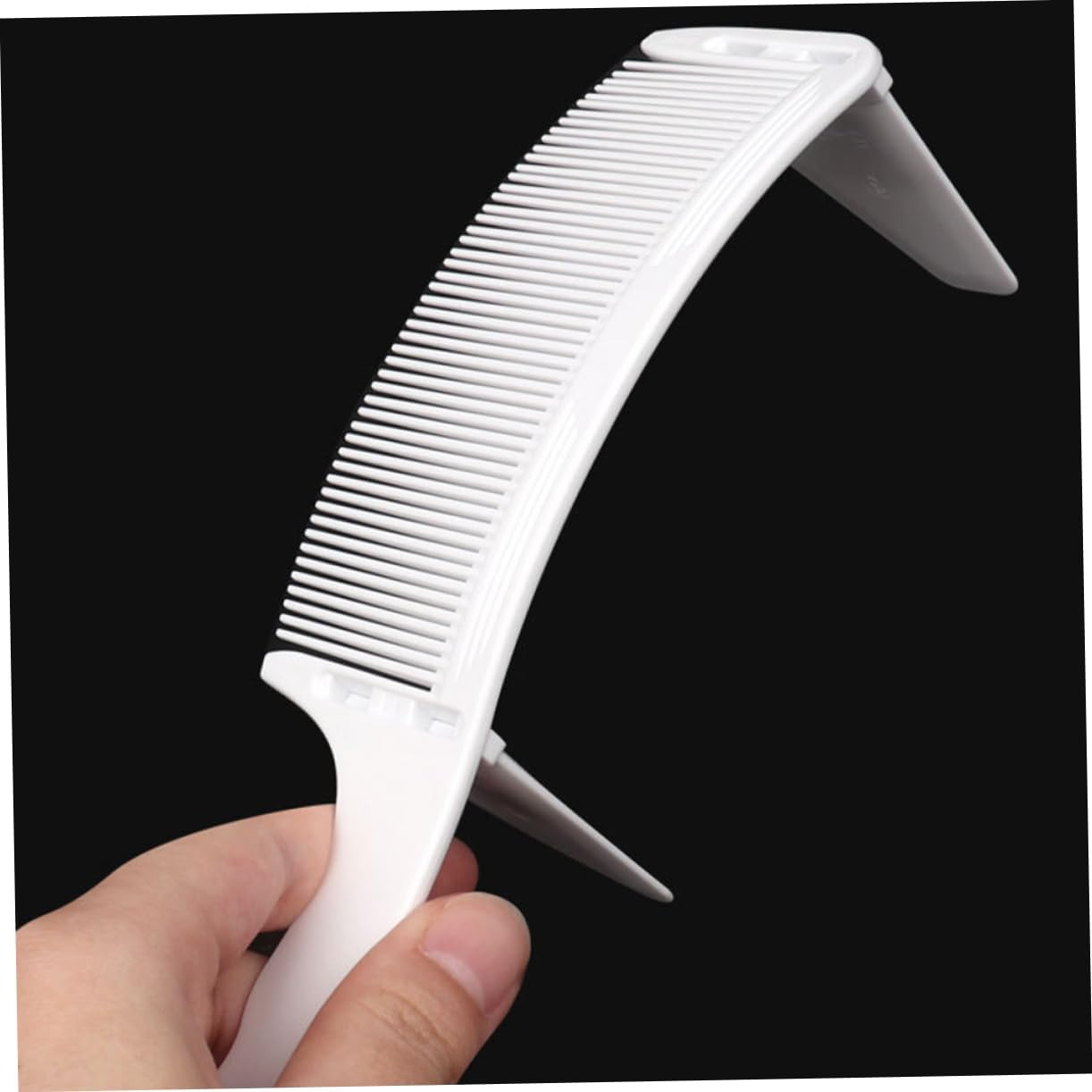 SharpStyle™ Frizzerfésű modern férfiaknak