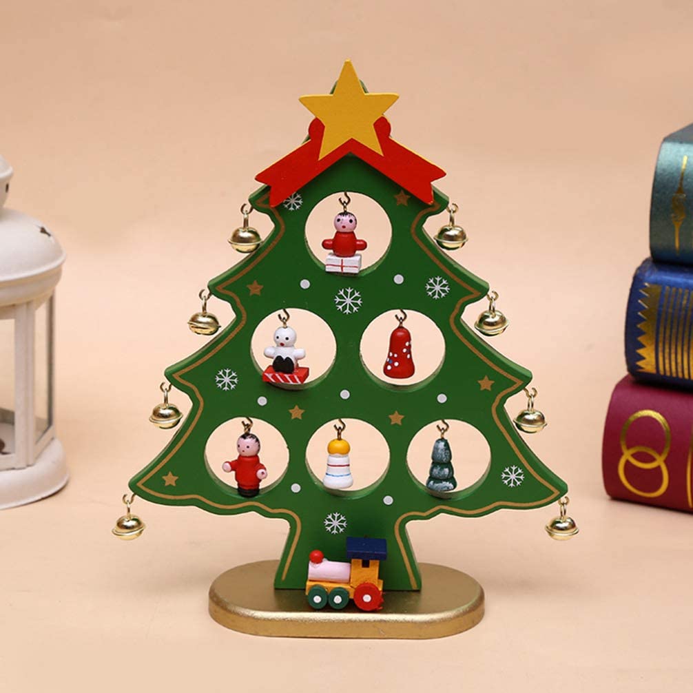 Fából készült karácsonyfa miniatűr díszekkel
