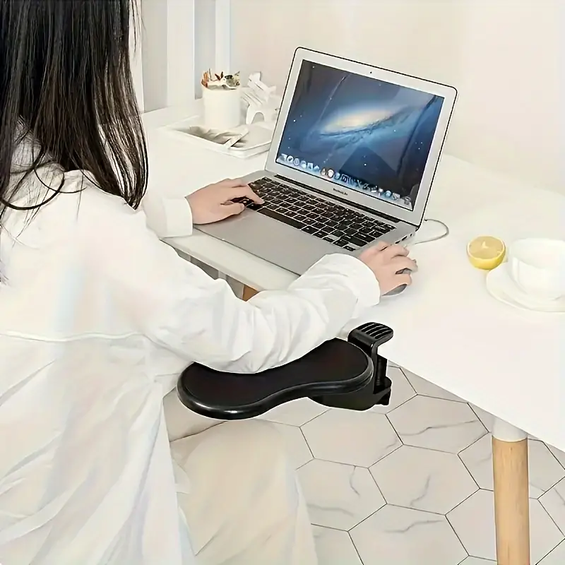 Állítható karfa irodai használatra
